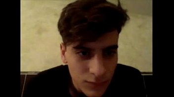 hd vicenzo 19 лет итальянский пареньгей показывает перед камерой 1 sex