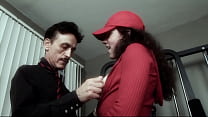 hd старые и молодые трахаются в спортзале так сильно что ее глаза закатываются так что толстый член сжимается в узкой sex