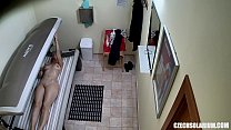 hd 彼女の剃ったタイトな猫を日焼けする年上の熟女 sex