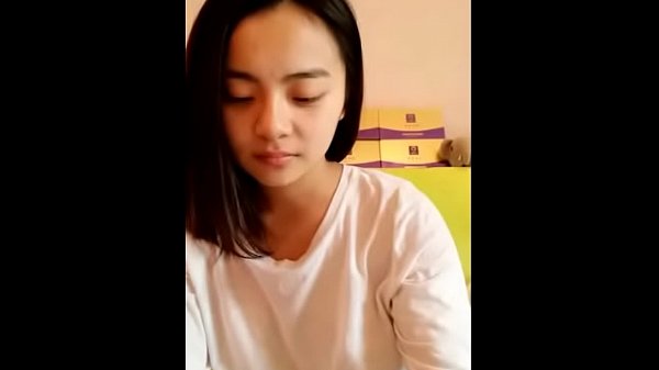 hd 彼女の滑らかな体を示す若いアジアのティーン sex