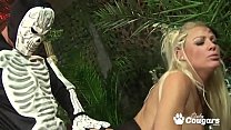 hd シンディベールと彼女の司祭はジャングルで狂った悪魔の乱交をしている sex