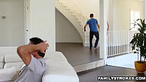 hd крошечная милфамачеха и пасынок трахаются во время футбольного матча sex