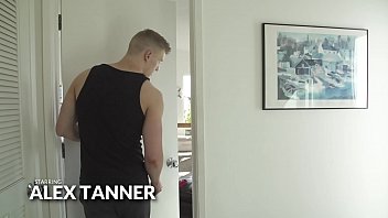 hd nextdoorrawは彼の下着を吸い込んで捕まえましたそしてそれは彼をハードで角質にします sex