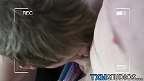 hd かわいいイケメンゲイレオオーシャンはディックを吸って顔射を楽しんでいます sex