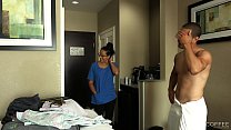 hd обслуживание номеров шлюховатая горничнаялатинка джолла трахает гостя отеля и наводит беспорядок в номере sex