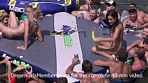hd юные шлюшки позволяют случайным незнакомцам поесть их киски на вечеринке у дикого озера sex