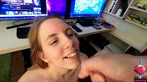 hd 私のかわいいガールフレンドが彼女のかわいい顔を滴り落ちる精液で私にフェラチオを与えているので働くことができません sex