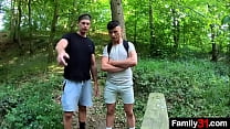hd мальчик и его пасынок решили сэкономить немного воды и вместе помыться sex