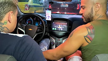 hd uberの運転手が車に吸い込まれ家でお尻を犯すように頼まれましたbrunohot25 sex