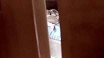 hd ドアの後ろでスパイしている代の継娘が寝室で自慰行為をして非常に激しく来る sex