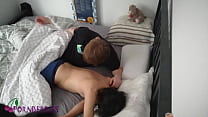 hd deux mecs dorment dans un lit sont excités le matin et pris dans la caméra sex