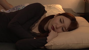hd httpsbitly3s0ustv 옆에 누나가 있는데도 소리를 끄지 않고 av를 보는 형 그것을 눈치챈 언니는 못 본 척 하려 하지만 사타구니는 그녀의 말을 듣지 않고4부 sex