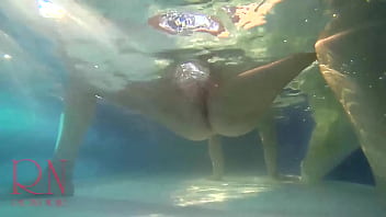 hd 수중 보지 쇼 mermaid 운지법 수음 우아하고 유연한 아기 야외 수영장에서 수중 수영 비키니 수영복을 입은 걸레 암캐는 뱀처럼 물속에서 꿈틀거리며 엉덩이와 성기를 보여줍니다 수중에서 멋진 섹스를 하고 싶어요 sex