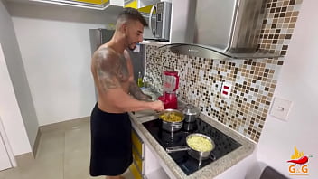 hd eletricista rabudo foi fazer uma reparação na tomada do flat e terminou tomando no cú duas pirocas e de cabeça pra sex