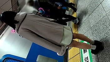 hd 같은 아파트에 사는 검은 머리와 아름다운 다리의 엔짱을 따라갔다 나는 그녀를 엘리베이터에서 만났다 나는 즉시 그녀를 따라 그녀의 방으로 갔다 그녀의 치마와 질내 사정의 내부 사진 sex