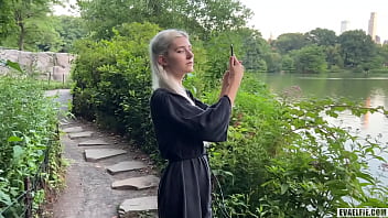 hd ニューヨーク中央公園で見知らぬ人のチンポをしゃぶって彼に私を犯させて私のかわいい顔全体に射精させるエバエルフィ sex