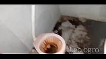 hd ハカレの貧民街でクラクーダは放棄された小屋で 10 ドルのレアルをロバに与えた sex
