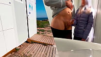 hd ビーチの公衆トイレでセンズリしているところを見つけて射精まで手伝ってくれた女の子を驚かせる sex