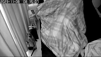 hd 悪党のベッドの布団の下でゲイの男をファックし彼の太いペニスを横向きに貪りつき欲望で本当に熱くうめき声を上げさせます sex
