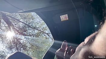 hd パブリックディックフラッシュハイキング中の車の中でセンズリをしているところを世間知らずの女性が見つけて助けてくれた sex
