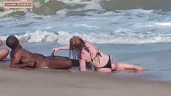 hd 私たちはビーチで見知らぬ男とセックスしましたが彼は私たち二人をめちゃくちゃにしました sex