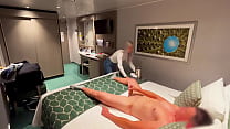 hd ホテルのフロントにいる女の子に電話して部屋にソフトドリンクを持ってきてもらい彼女はオナニーで射精を終えるのを手伝ってくれました sex