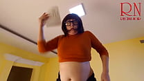 hd 塔のように成長しますオフィスの巨大な秘書マネージャーの男は彼女の身長にとても驚いています s1 sex