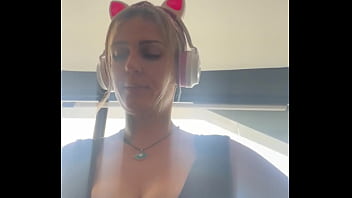 hd тренируясь в спортзале я так много бегала что у меня вылезла грудь и я так возбудилась от этой сцены что промокла sex