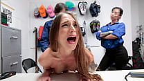 hd ティーンは自由を得るために警備員二人を喜ばせることを申し出る shopliftersex sex
