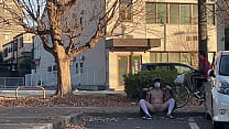 hd 女装子まゆちゃんがどこかの駐車場で全裸に羽織っていたアウターの前を広げて露出プレイをするその真後ろを人が通り過ぎていく sex
