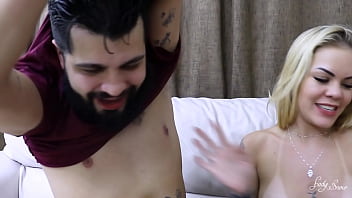 hd 妻は私たちがセックスをするためにピンクのマンコを持つ金髪のパフォーマーを雇いました私は二人の尻を sex