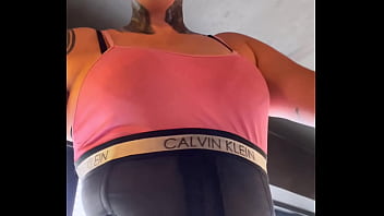 hd в спортзале меня чуть не выгнали за то что я надел блузку на девушку я вся вспотела и пот стекал по моей пизде sex
