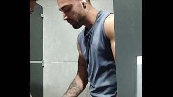 hd トレーニング中にその男が私を見ていたので私は彼をトイレに連れて行き授乳させました sex