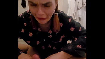 hd 赤毛のルームメイトが私のチンコを咥えてフェラチオしてくれて私は彼女の口の中に射精したの彼女はそれを私のチンコに吐き出したの sex