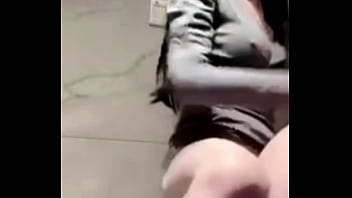 hd прижимаем непорочку к грудь и трахаем его в жопу sex