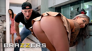 hd brazzers 淫乱シェフのヘイリーデイヴィスが親友の夫とセックスし記念日ディナーを台無しにする sex